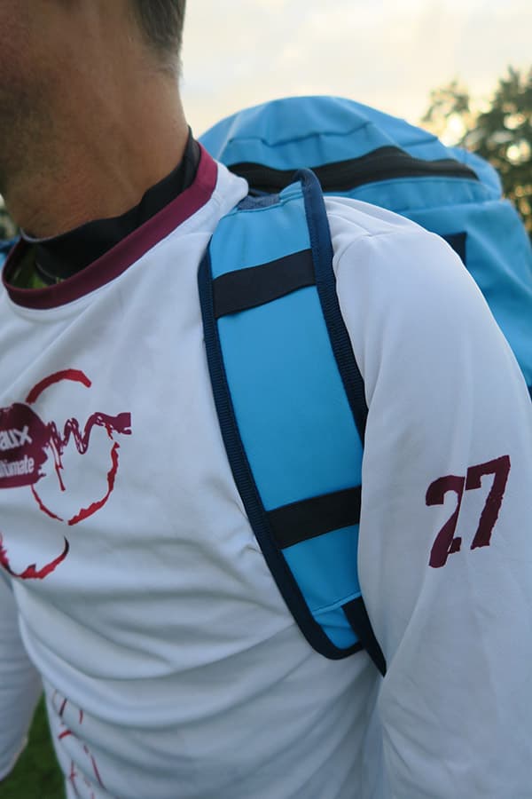 riem van lichtblauwe waterdichte tas op de schouder van de man