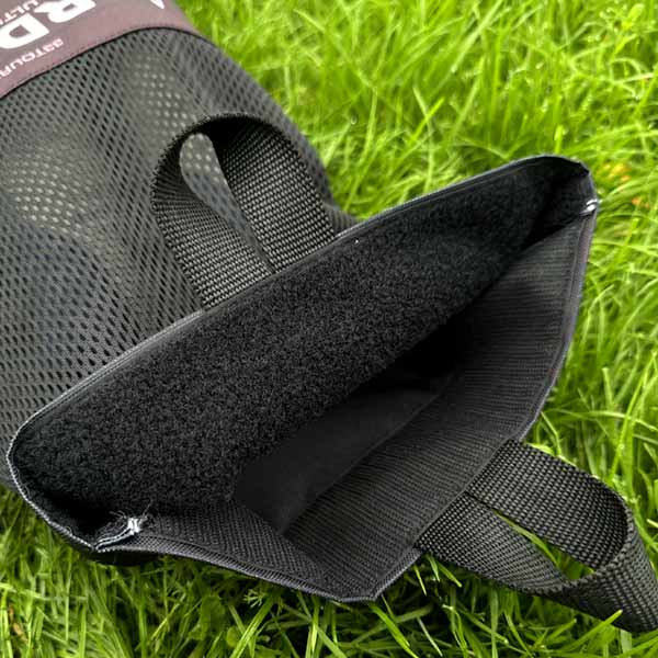 système de fermeture avec bandes agrripantes du sac à crampons