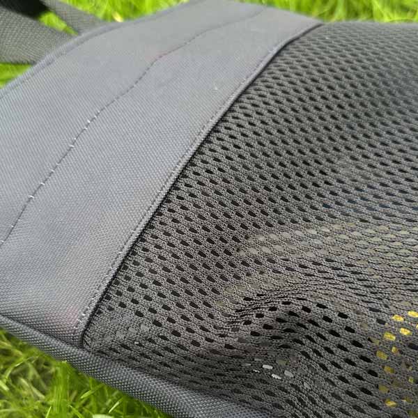 zoom sur la grille textile du sac à crampons