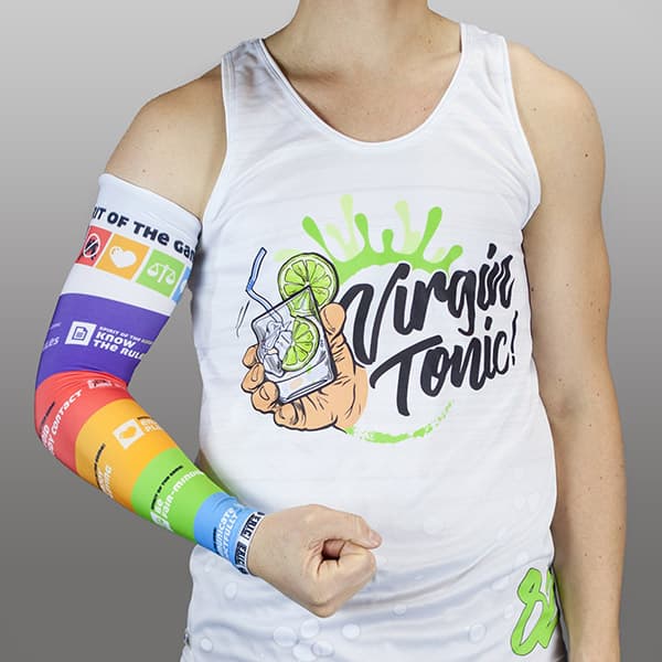torso van een man met een regenboogkleurige compressiemouw en een witte tanktop