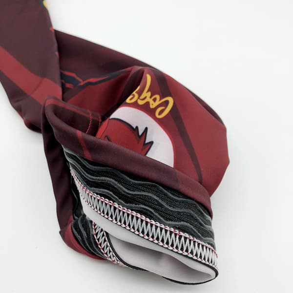 printdetail met een compressiemouw in rood en geel