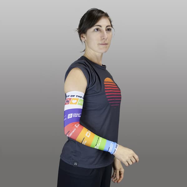 vrouw met een regenboogkleurige compressiemouw en een donkergrijs t-shirt