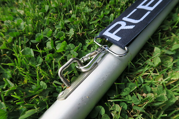 elastische knippen op paal met gras achtergrond