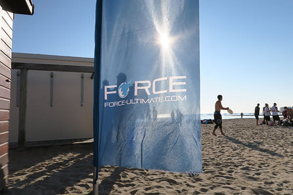 zonlicht door een veer banner op een strand