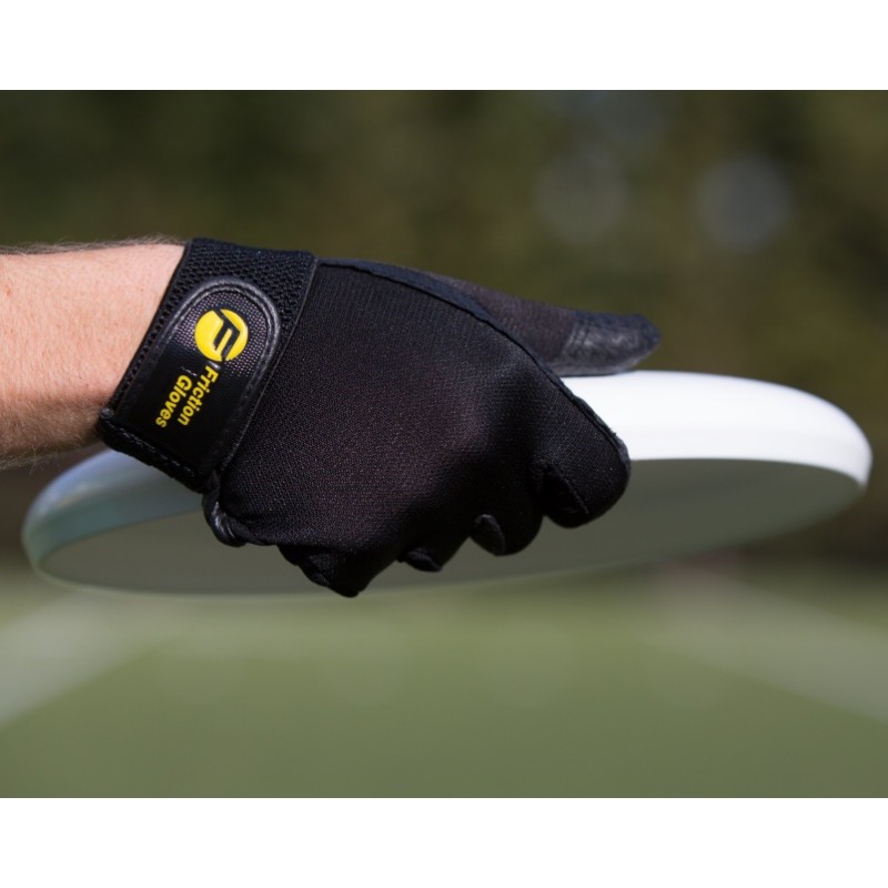 torso van man in bordeaux shirt met gepersonaliseerde witte handschoenen