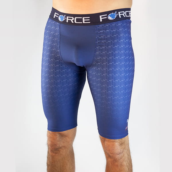 benen van man met blauwe korte legging met Force riem