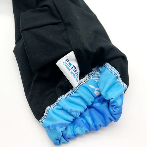 zwarte voering van een binnenstebuiten handwarmer