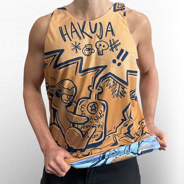 homme souriant portant un maillot de sport réversible