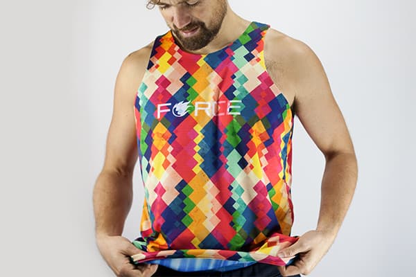 homme finissant de mettre un maillot réversible