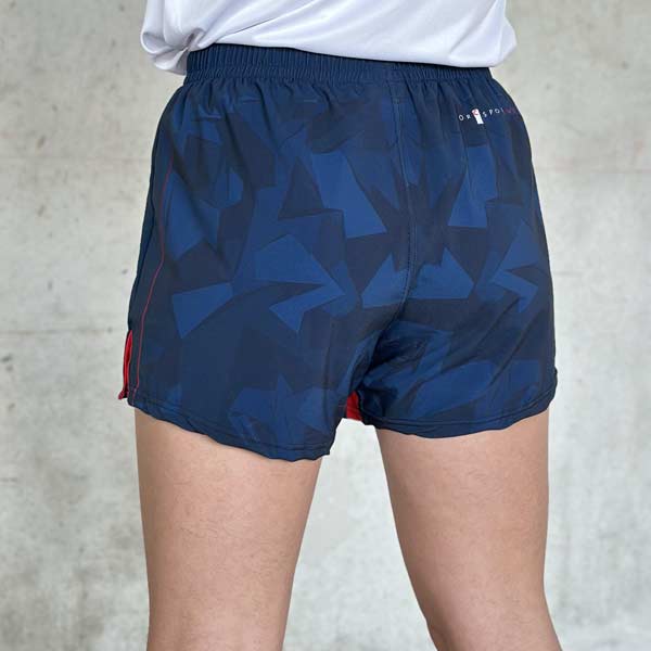 achteraanzicht van vrouwelijke benen dragen korte blauwe dameshort